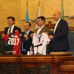 consegna maglia cagliari comune maggio 2017