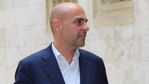 Cagliari, sulla manica della maglia ecco lo sponsor Fluorsid