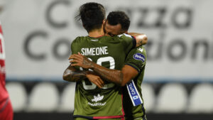 Cagliari, i pagelloni degli attaccanti: Simeone-Joao Pedro coppia d’oro