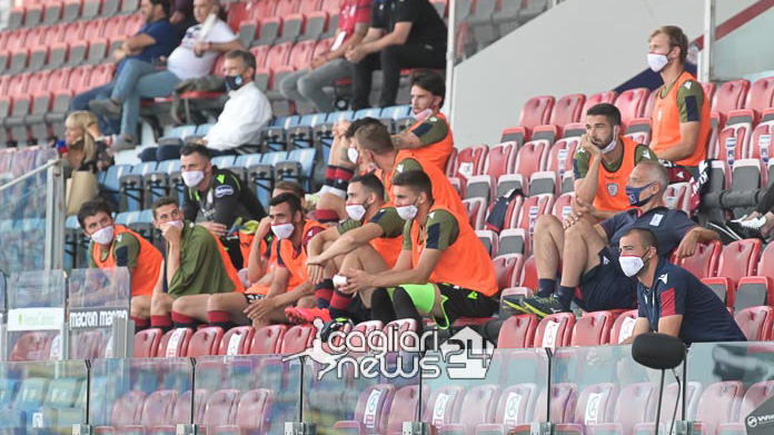 panchina Cagliari mascherne