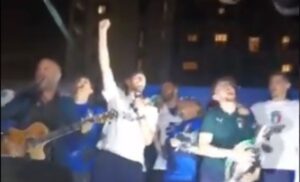 Italia, Chiellini da Sanremo: il capitano canta “Notti magiche” – VIDEO