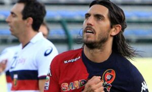 Cagliari, l’ex Larrivey festeggia: «Grazie a voi, grazie al calcio»