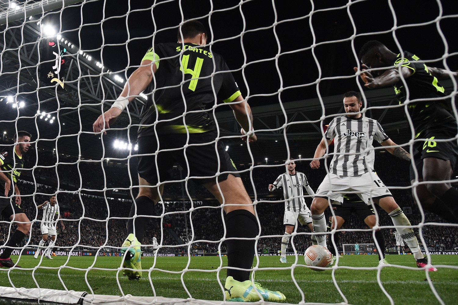 Europa League, clamoroso errore dell'ex Cagliari Adan sul gol della Juventus 26 gol Gatti DAN 7429