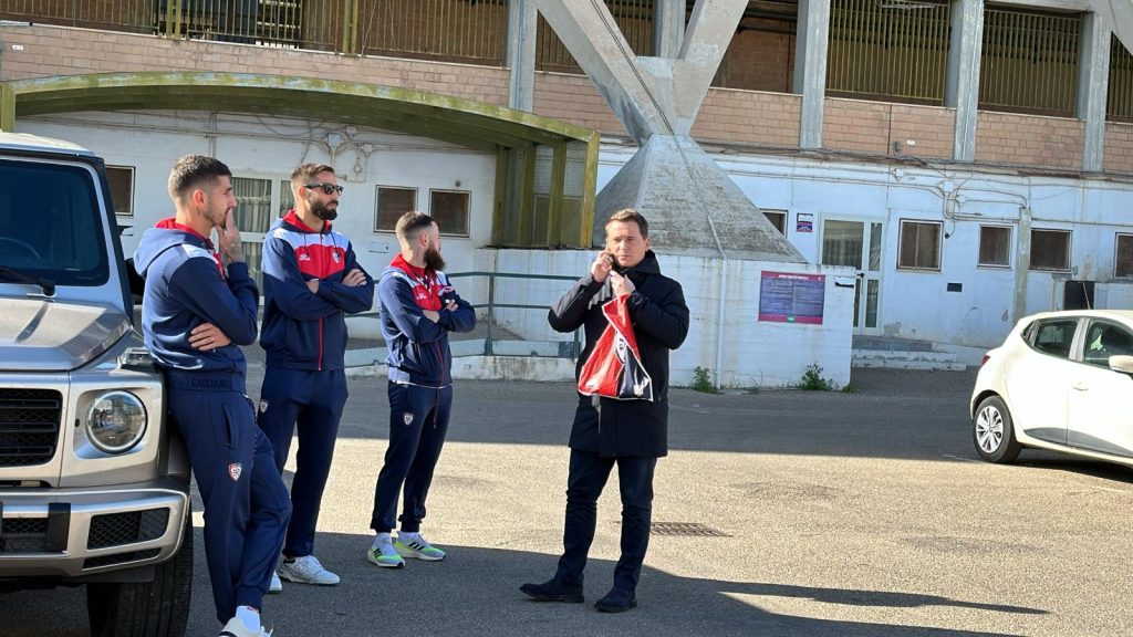 Morte Gigi Riva: l’arrivo dei giocatori del Cagliari alla camera ardente - VIDEO 29 Immagine WhatsApp 2024 01 23 ore 13.43.27 107f1e32