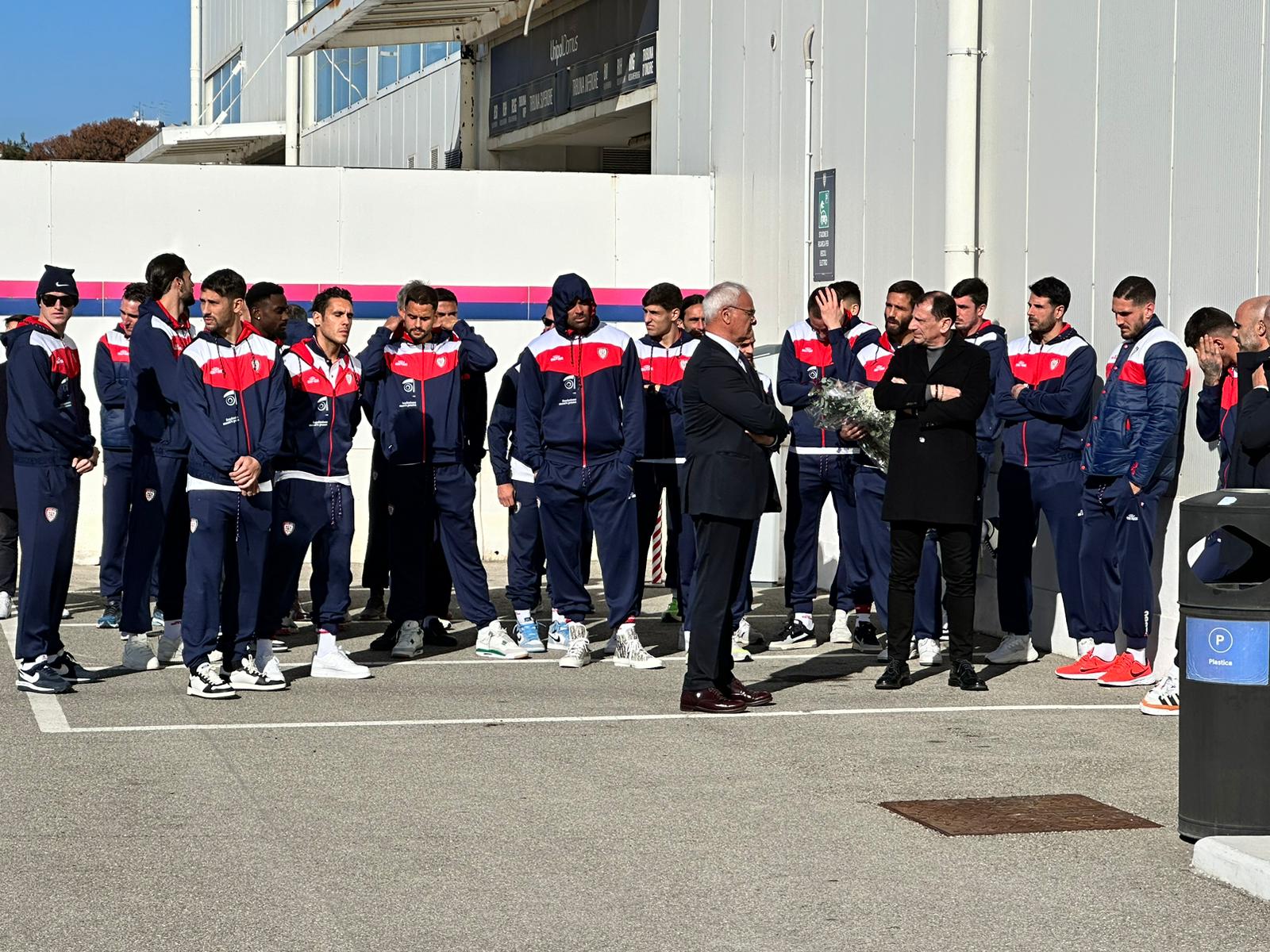 Morte Gigi Riva: l’arrivo dei giocatori del Cagliari alla camera ardente - VIDEO 26 Immagine WhatsApp 2024 01 23 ore 13.58.02 2f5e483e