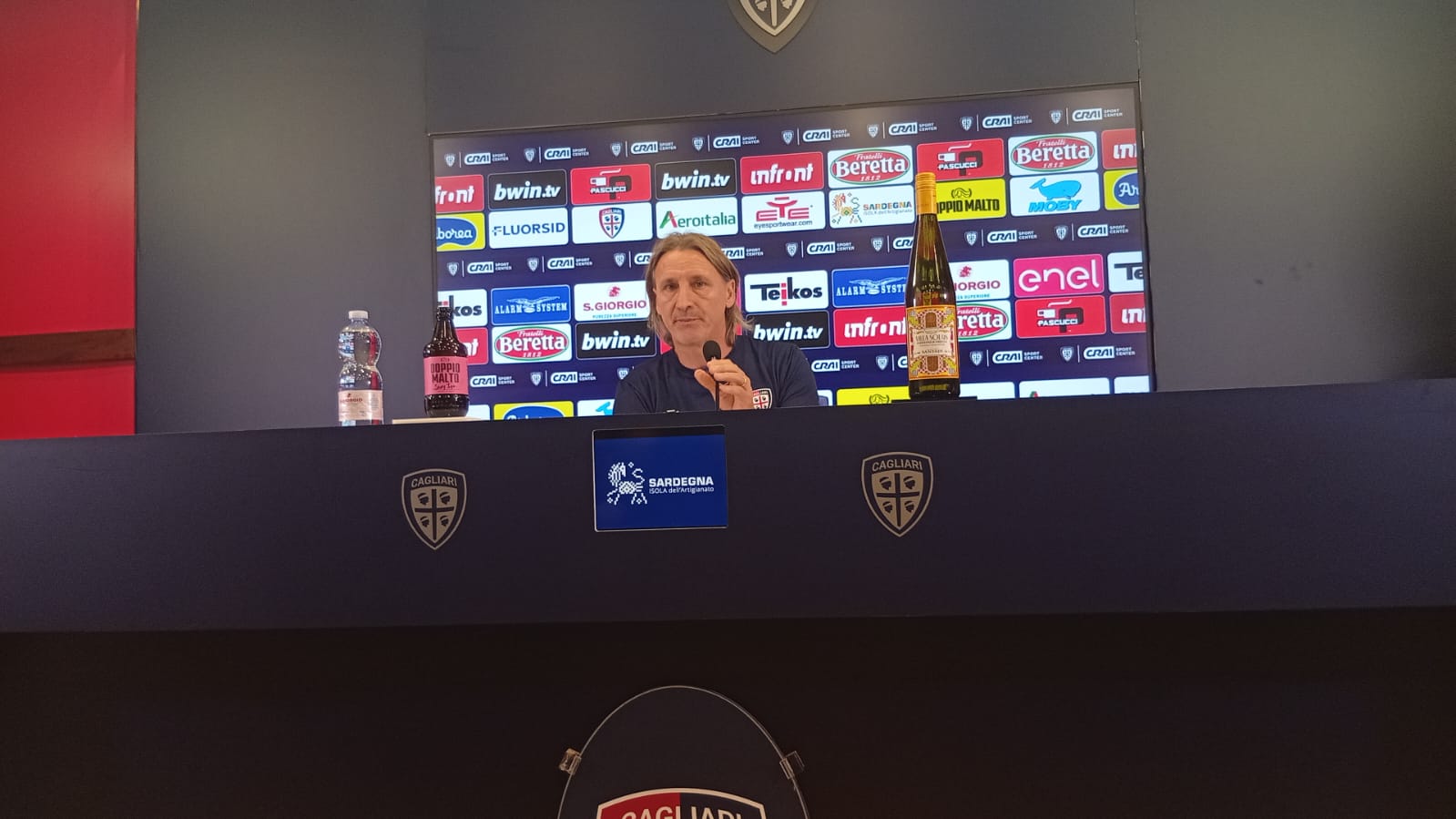 Conferenza stampa Nicola: «Vogliamo fare la nostra partita con il Napoli. Non ci saranno altri giocatori oltre a Gaetano. Su Mina e Luperto...» 26 Conferenza stampa Nicola Cagliari