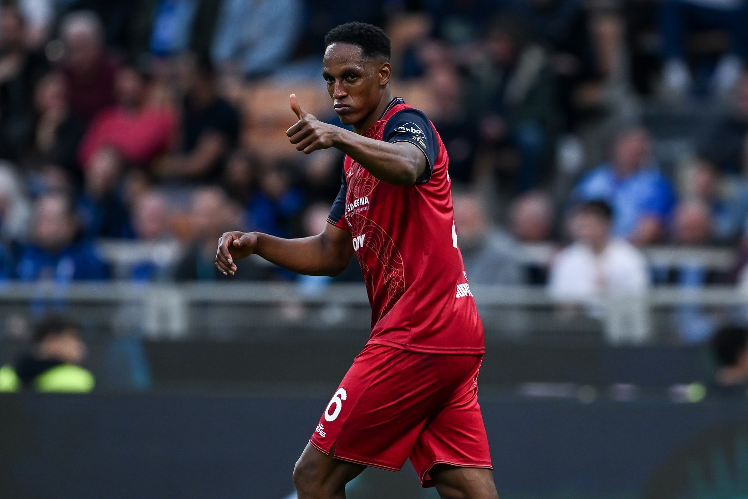 Ritiro Cagliari, Pisacane accoglie Yerry Mina: l'abbraccio tra il mister e il difensore - FOTO 26 Image Photo860131