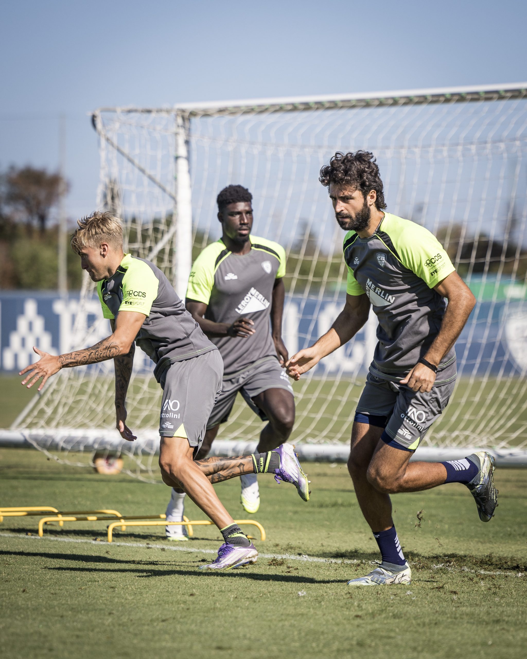 Allenamento Cagliari, procede la marcia di avvicinamento al prossimo impegno! Il programma odierno 26 VSPA0806 gruppo scaled