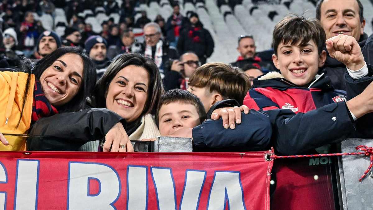 Juventus Cagliari, il club rossoblù omaggia i suoi tifosi all'Allianz Stadium: «Siete bellissimi!» 26 G68AF9WXkAAVbMs 1