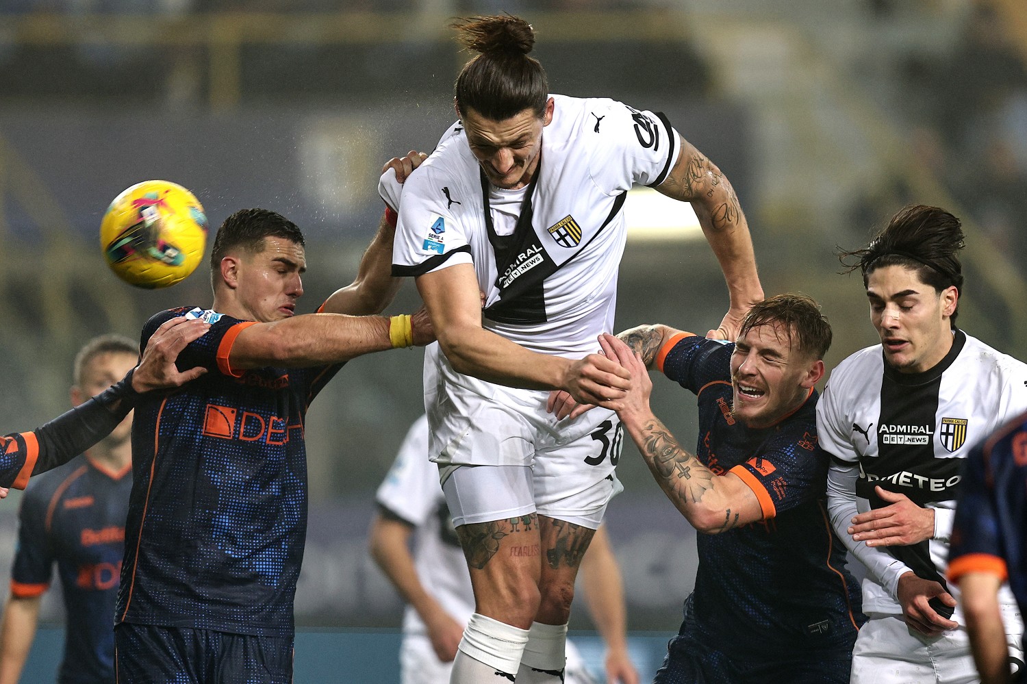 Serie A, il Parma raggiunge il Cagliari in classifica: decisiva la vittoria contro l'Hellas. I dettagli 26 Image Photo840821