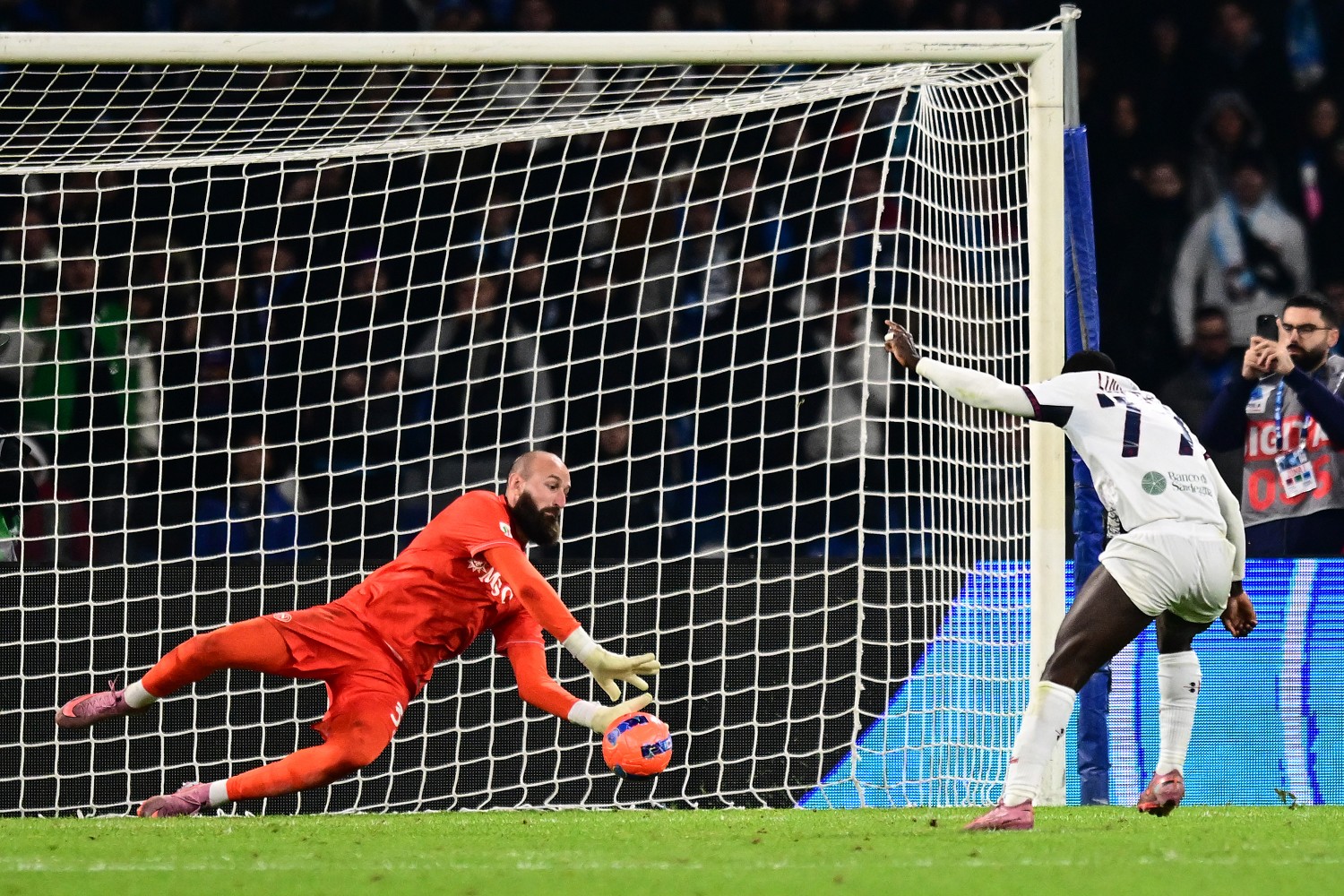 Napoli Cagliari, una serie interminabile di rigori allo stadio Maradona: sbaglia Luvumbo - VIDEO 26 Image Photo917716