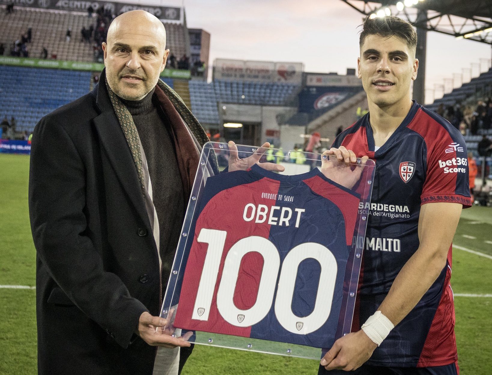 Il Cagliari celebra la centesima presenza di Obert con i colori rossoblù - FOTO 26 Obert Giulini 100 presenze e1765287813563