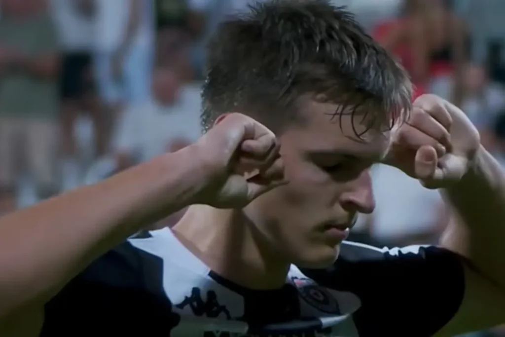 L'agente di Vlahovic lo porta al Milan: visite mediche e firma. Ma c'è un giallo 27 kostic milan 1 aprile 2026 cagliarinews24