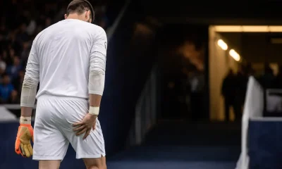 Portiere esce dal campo per infortunio