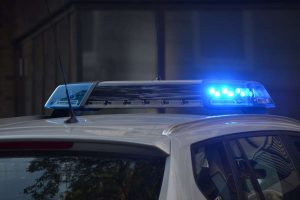 “C’è una bomba”: panico in aereo, il calciatore finisce in manette