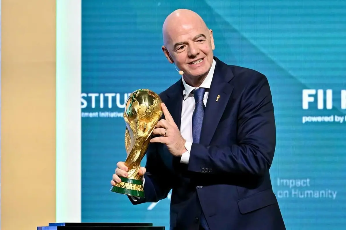 "Difficile l'Iran al Mondiale": l'ultim'ora fa sperare l'Italia 27 Gianni Infantino con la coppa del mondo in mano