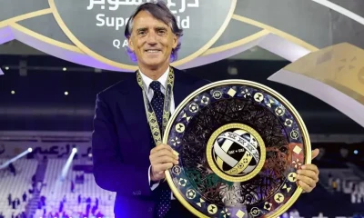 Mancini mostra la Supercoppa vinta con l'Al Sadd