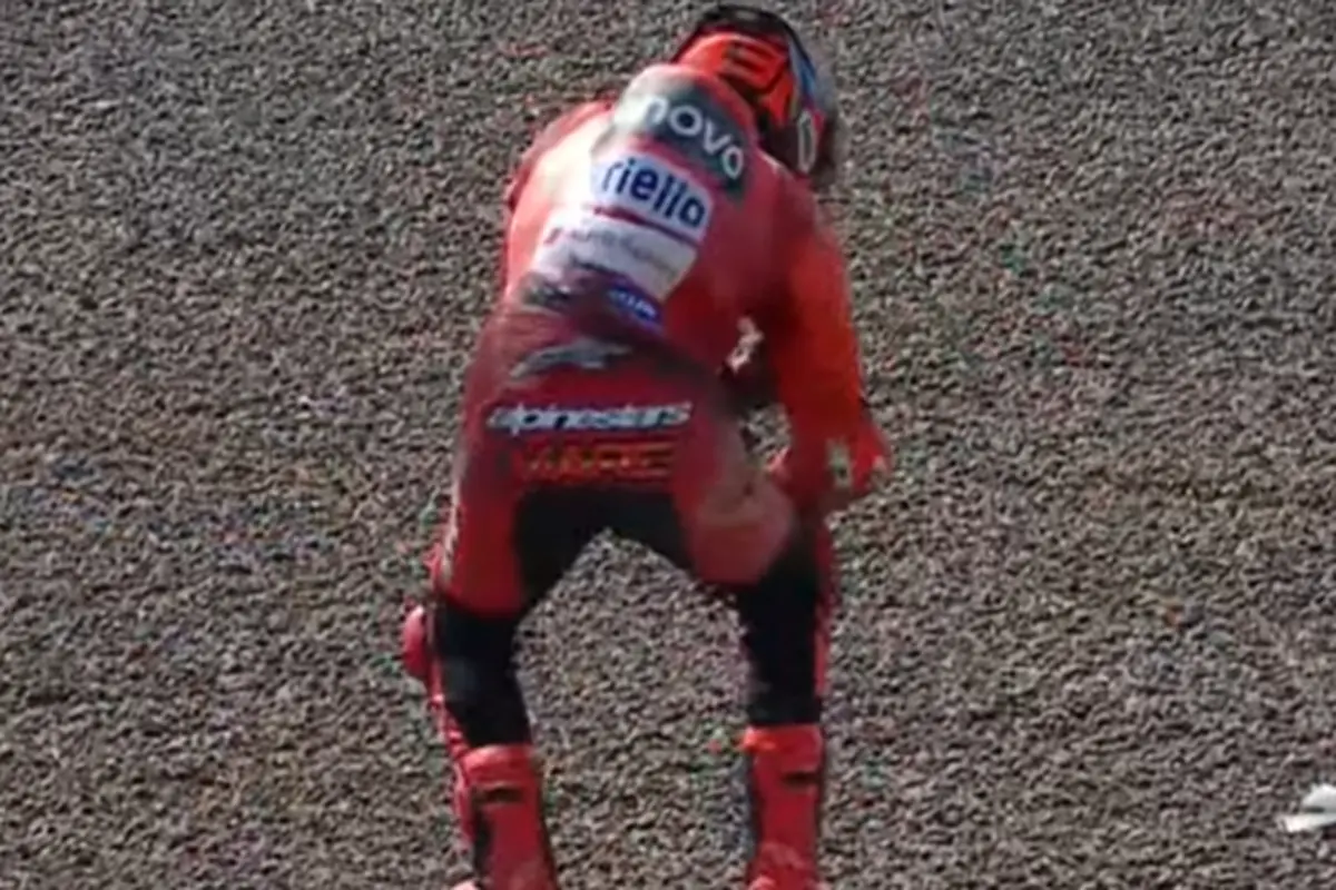 Esplode la bomba Marquez in Ducati: "È più grave di quello che sembra" 26 Marquez dolorante dopo una caduta