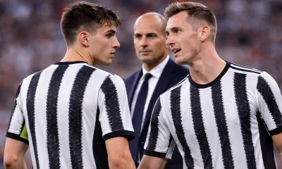Allegri punta due giocatori della Juve, immagine creata con intelligenza artificiale