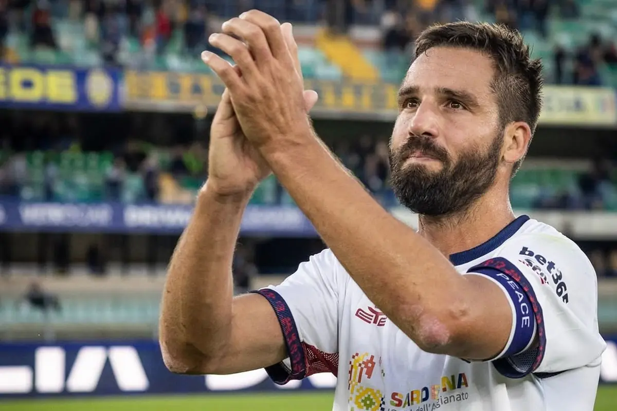 Paura Cagliari, l'allarme è grave: "Carriera in pericolo" 27 PAvoletti applaude i tifosi a fine partita