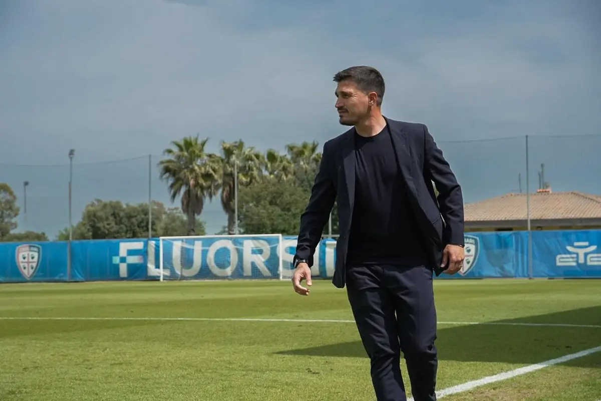 In Turchia tutti parlano di una frase di Pisacane: il motivo è evidente 26 Pisacane a bordo campo durante Bologna-Cagliari Primavera