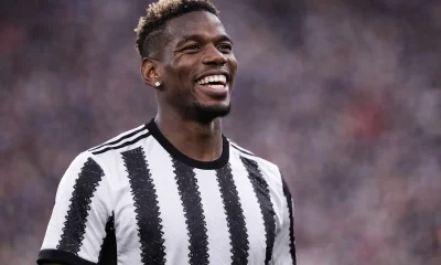 Pogba sorridente con la maglia della Juventus