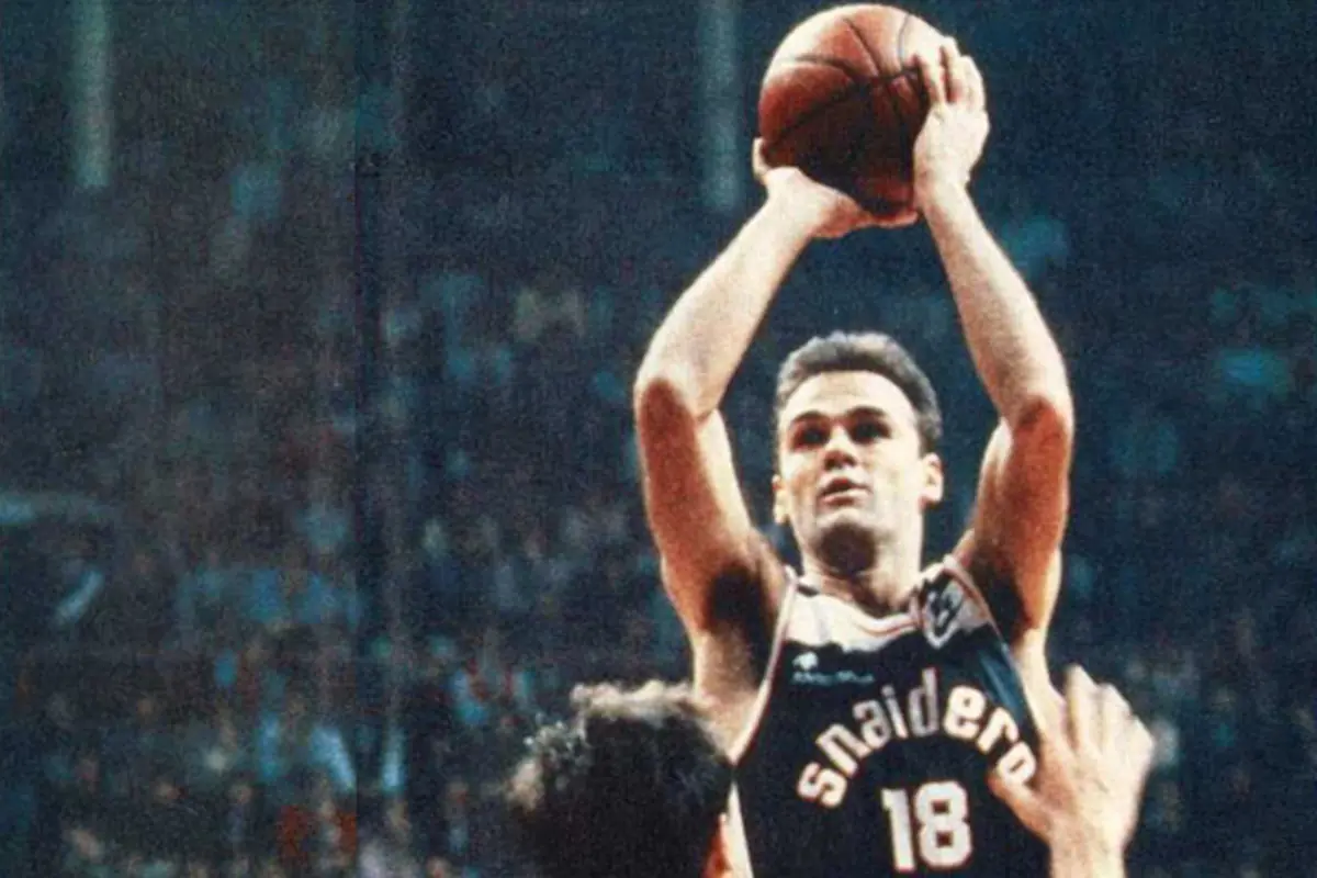 Addio alla stella del campionato italiano: se ne va una leggenda 27 Oscar Schmidt in campo con la maglia della Snaidero Caserta