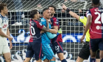 Caprile abbracciato dai compagni in Cagliari-Atalanta