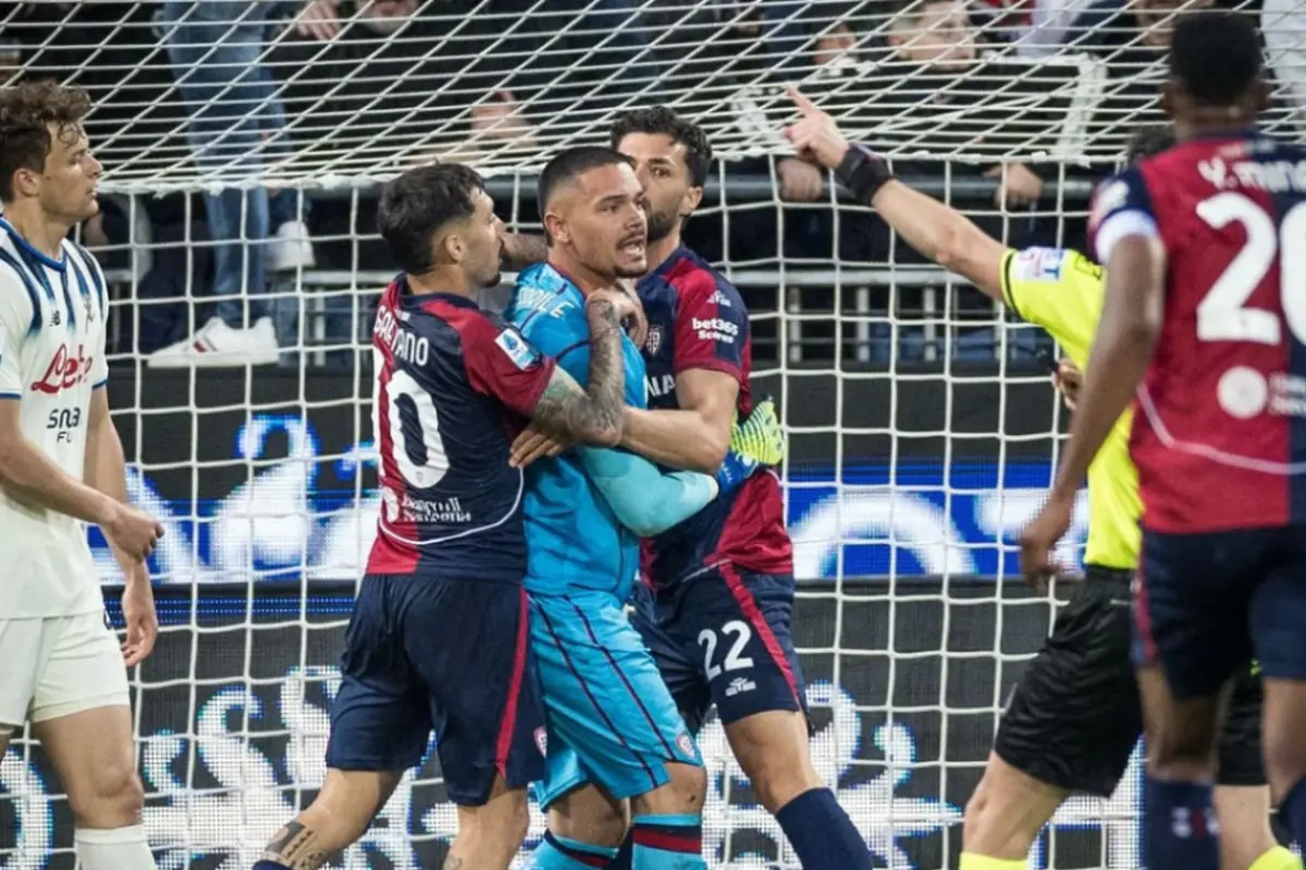 L’intreccio di mercato che porta Caprile in Champions 26 Caprile abbracciato dai compagni in Cagliari-Atalanta