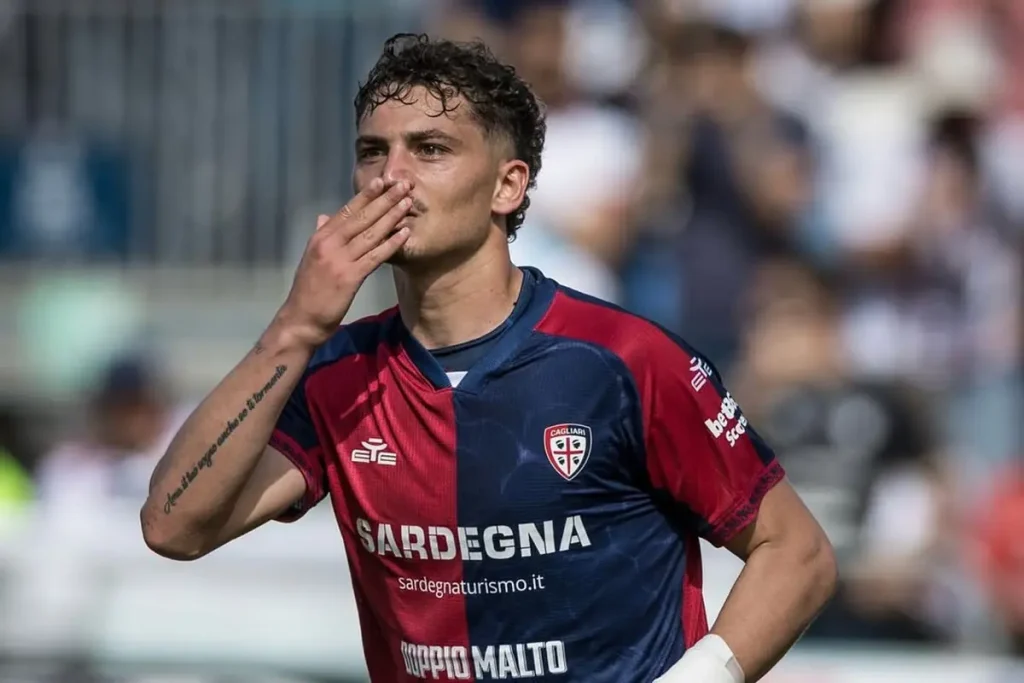 Esposito manda un bacio dopo un gol