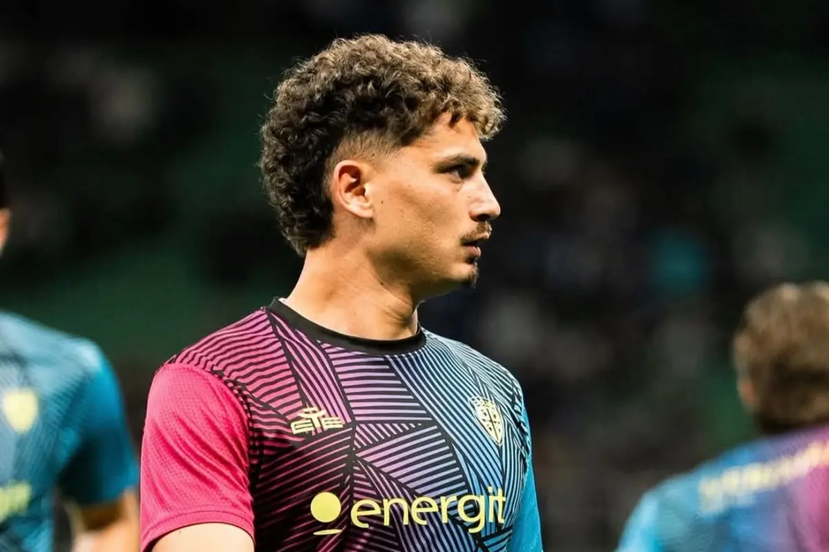 Uno-due da 50 milioni: così il Cagliari cambia la squadra 27 Sebastiano Esposito durante il riscaldamento