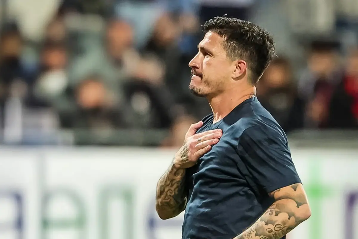 Pisacane alla Lazio? Il Cagliari ha il nome del sostituto 26 Pisacane con la mano sul cuore