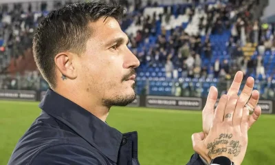 Il rinnovo non basta: due club di A su Pisacane 28 Pisacane applaude i tifosi
