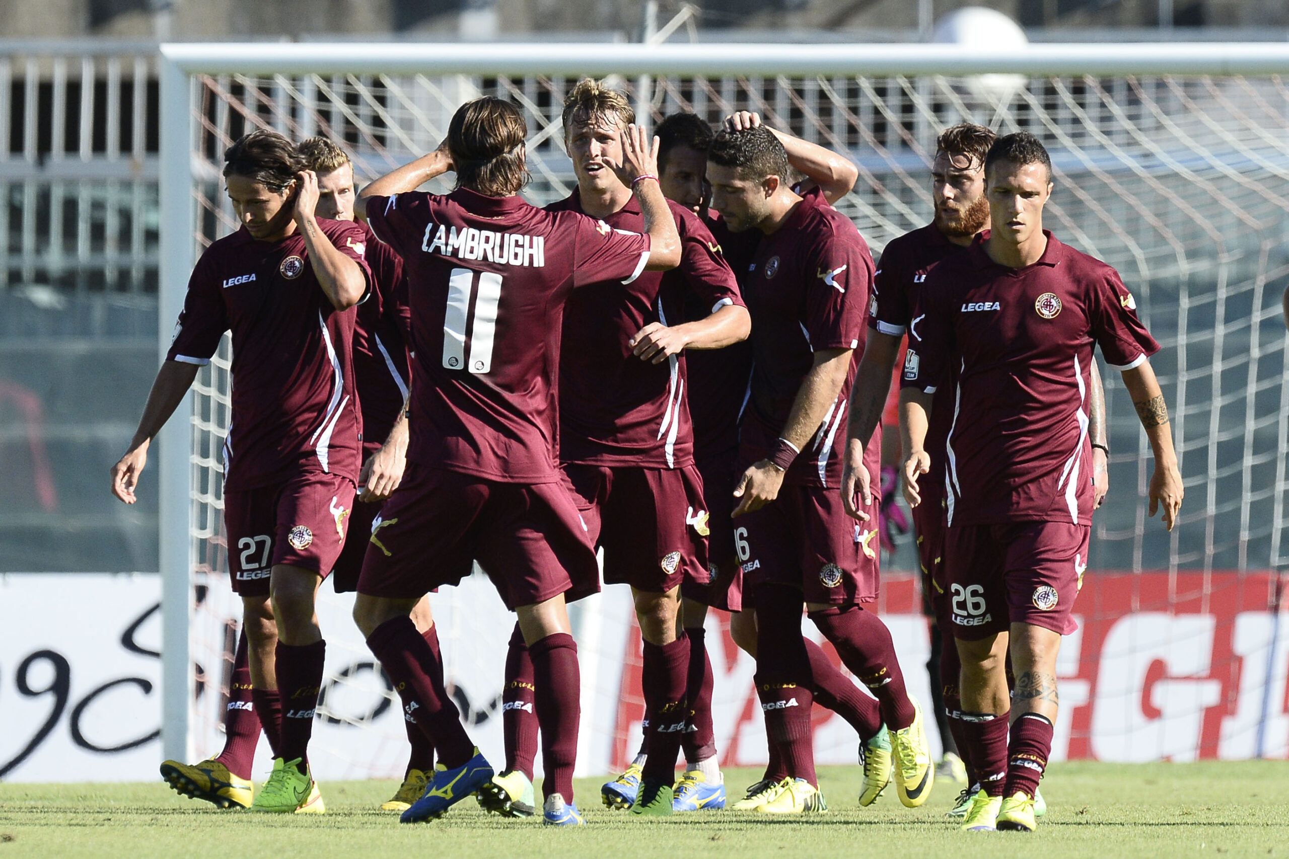 Livorno, Lambrughi: «Segnare subito il 2-1 ci ha dato la forza per pareggiare» 26 livorno esulta agosto 2014 ifa scaled