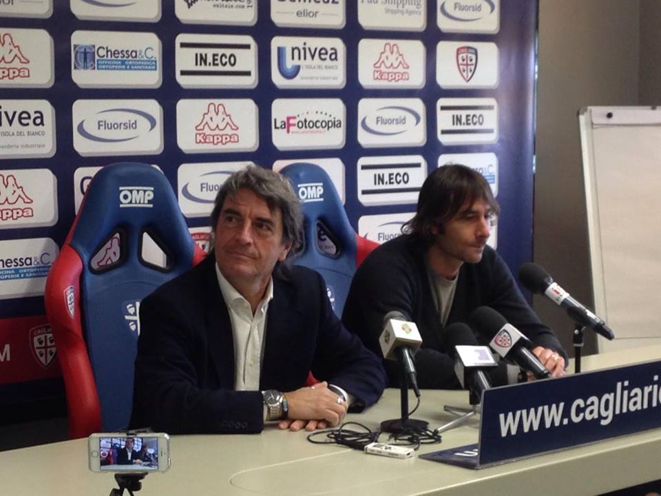 Conti torna a casa: «Voglio trasmettere ai ragazzi il valore della maglia del Cagliari» 26 beretta conti conferenza stampa