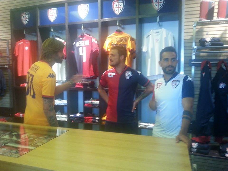 Il Cagliari cambia pelle, Dessena: «Tifosi? La parte più importante per noi» 26 dessena storari e sau cp nuove maglie