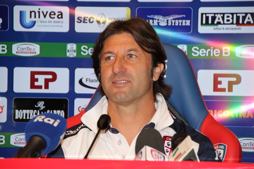 Rastelli conferenza sorridente