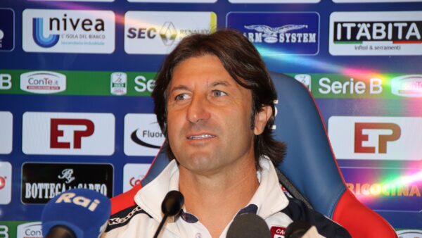 Rastelli conferenza sorridente