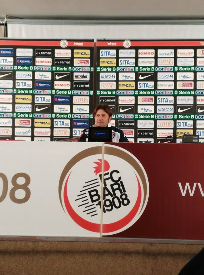 SALA STAMPA - Cagliari, Rastelli: «Meritavamo di andare in A così. Prestazione tra le migliori della stagione» 26 rastelli sala stampa bari