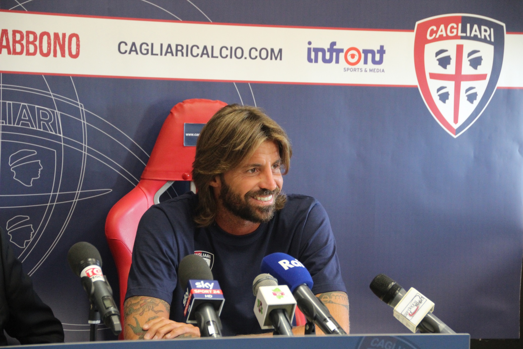 storari conferenza sorride