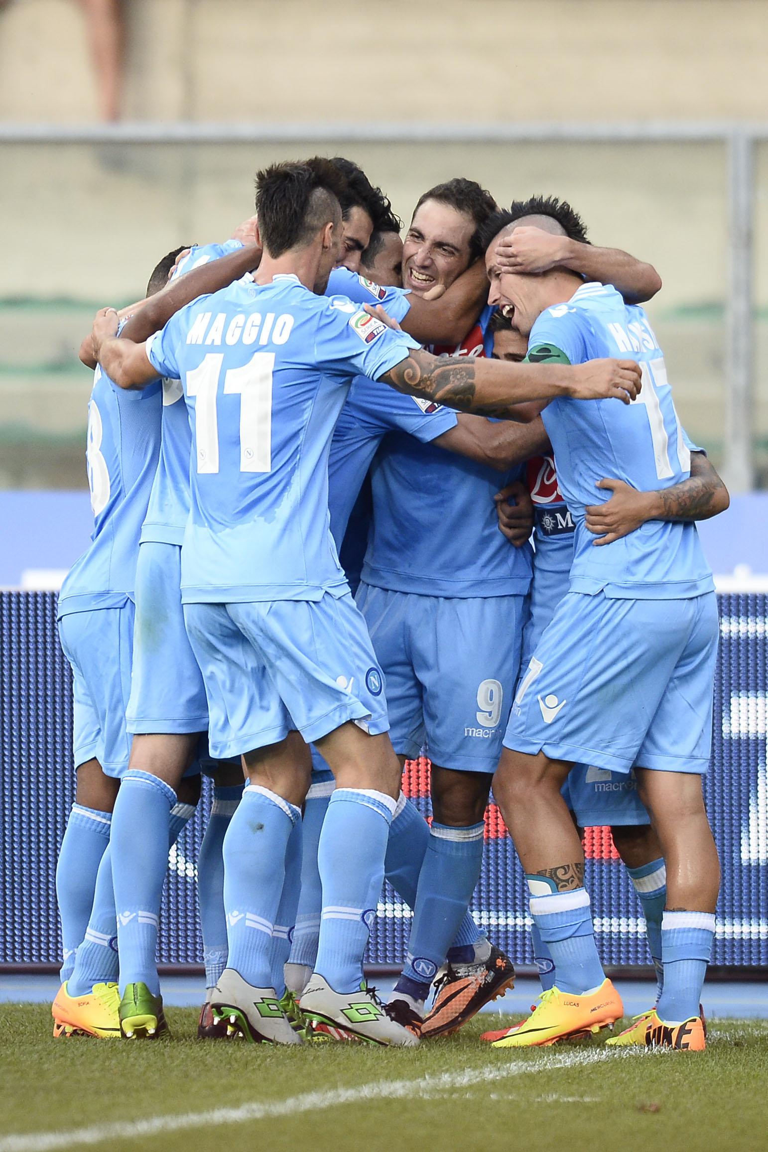 Napoli, stasera la finale di Coppa Italia contro la Fiorentina 26 napoli squadra esulta 2013 ifa